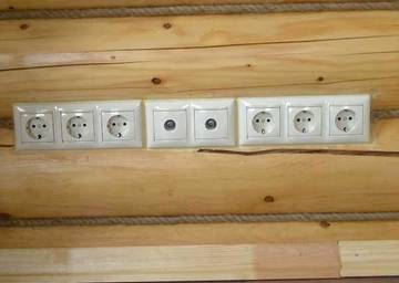 Установка розеток и выключателей в деревянном доме