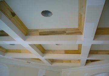 Потолок из гипсокартона в деревянном доме