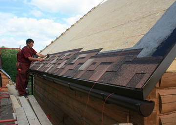 Чем лучше покрыть крышу деревянного дома