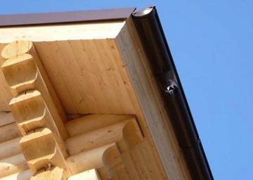 Карнизы крыши деревянного дома