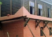 Как правильно обложить старый деревянный дом кирпичом?