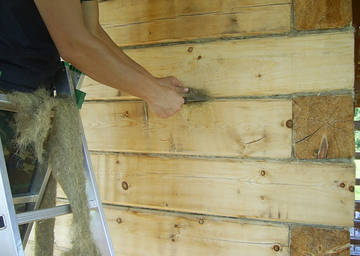Как заделать щели в деревянном доме