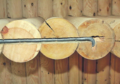 Прокладка кабеля в деревянном доме в металлорукаве