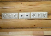 Установка розеток и выключателей в деревянном доме
