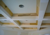 Потолок из гипсокартона в деревянном доме