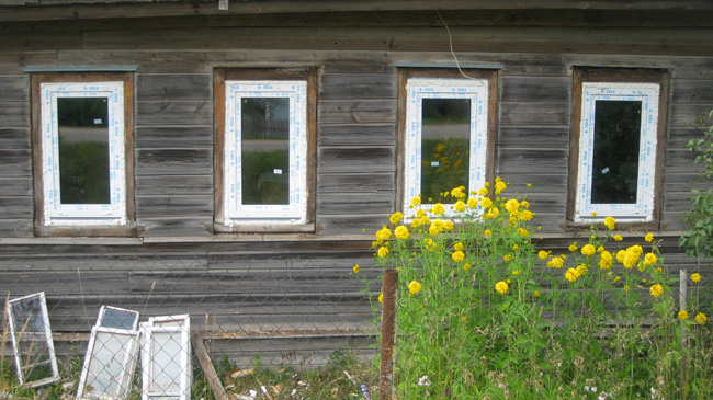 Окна в деревянном доме: виды окон на 33 фото