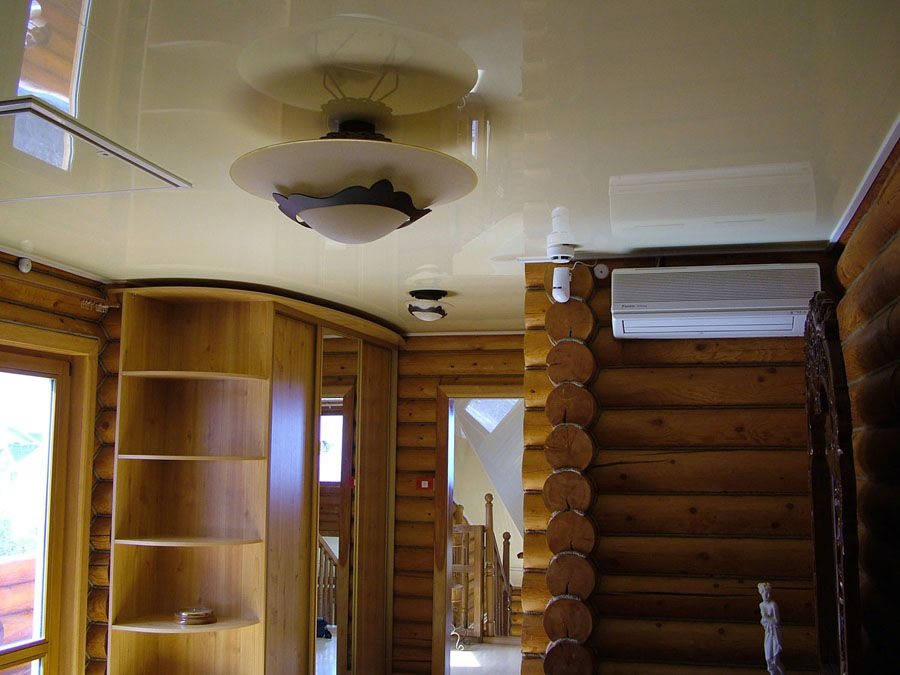 Можно ли делать натяжной потолок в деревянном доме