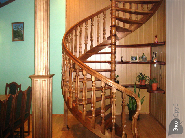 Винтовая лестница в деревянном доме